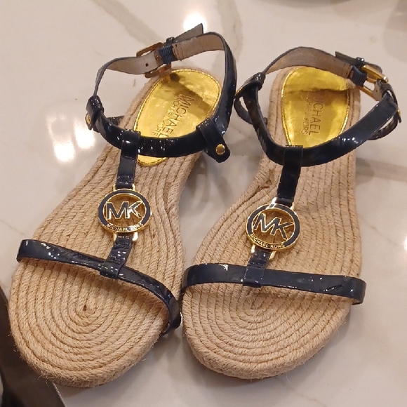 Michael Kors Glossy Navy and Gold T-Strap With Jute Accents Sandals Size 7.5 - Picture 1 of 9